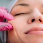 صورة توضيحية لطلاب يدرسون علم التجميل في جامعة أردنية، تعكس التحديات التنظيمية التي يواجهونها.