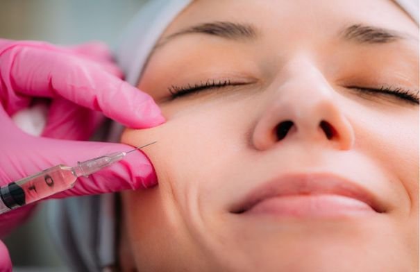 صورة توضيحية لطلاب يدرسون علم التجميل في جامعة أردنية، تعكس التحديات التنظيمية التي يواجهونها.