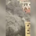 لقطات فيديو تظهر استهداف مبنى في بلدة عين قانا جنوب لبنان بغارة إسرائيلية.