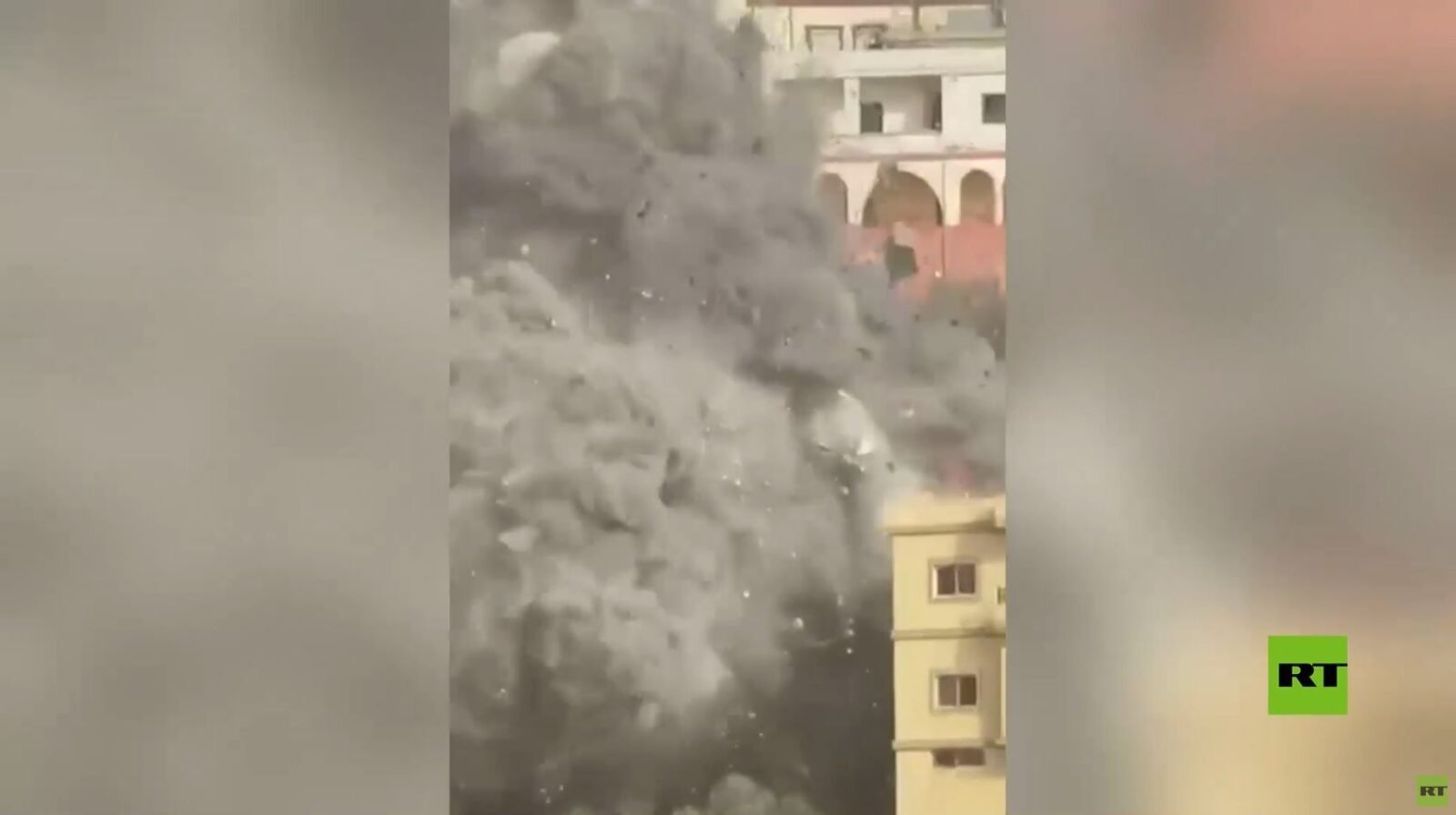 لقطات فيديو تظهر استهداف مبنى في بلدة عين قانا جنوب لبنان بغارة إسرائيلية.