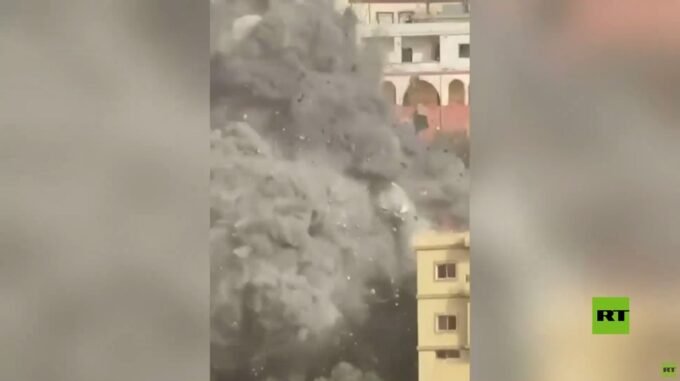 لقطات فيديو تظهر استهداف مبنى في بلدة عين قانا جنوب لبنان بغارة إسرائيلية.