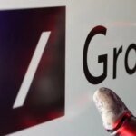 صورة توضيحية لروبوت الدردشة غروك وشعار منصة إكس مع خريطة إندونيسيا في الخلفية.