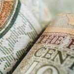 صورة توضيحية لمستندات مالية أو أوراق تقاعد مع رسوم بيانية تظهر النمو الاقتصادي في الأردن.