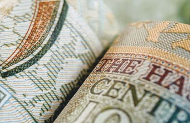 صورة توضيحية لمستندات مالية أو أوراق تقاعد مع رسوم بيانية تظهر النمو الاقتصادي في الأردن.