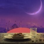 صورة تجسد التناقض بين روحانية رمضان وقيود فرض الصيام، مع إشارة إلى الجدل حول الإكراه الديني.