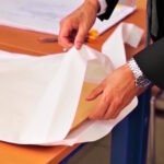 صورة توضيحية لمسؤولين محليين أو وثائق قضائية، تعكس التحقيقات في قضايا الفساد بجماعات الدار البيضاء.