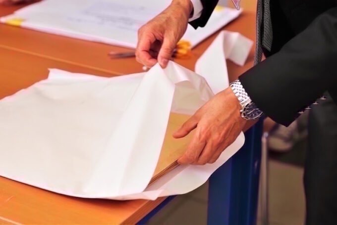 صورة توضيحية لمسؤولين محليين أو وثائق قضائية، تعكس التحقيقات في قضايا الفساد بجماعات الدار البيضاء.