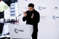 صورة للرئيس الأوكراني فلاديمير زيلينسكي، تعكس الجدل حول تقارير الفساد.