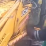 آليات ثقيلة (تراكس) متوقفة أو يتم سحبها من طريق جبلي وعر في منطقة الحسيمة، مع خلفية لجبال وعرة.