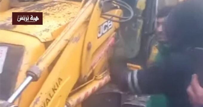 آليات ثقيلة (تراكس) متوقفة أو يتم سحبها من طريق جبلي وعر في منطقة الحسيمة، مع خلفية لجبال وعرة.