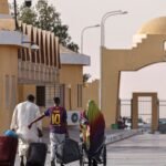 فيديو 'ركل الأطفال' في مصر: الكشف عن حقيقة اللقطات المتداولة التي أثارت الجدل 4 صورة أرشيفية لسودانيين يعبرون إلى مصر عبر منفذ أرقين البري.