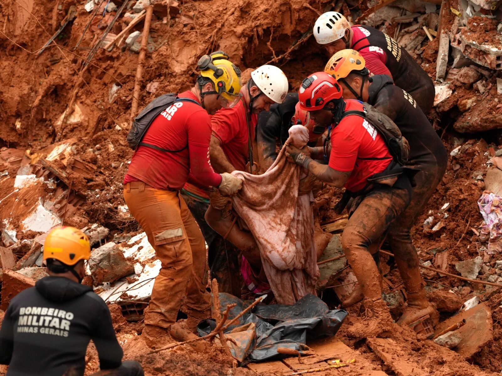 البرازيل: فيضانات مدمرة ترفع حصيلة الضحايا إلى 64 وتثير مخاوف من تفاقم الأزمة 3 رجال إطفاء ينتشلون جثة من موقع انهيار منازل في جويز دي فورا بالبرازيل بعد الفيضانات العارمة.