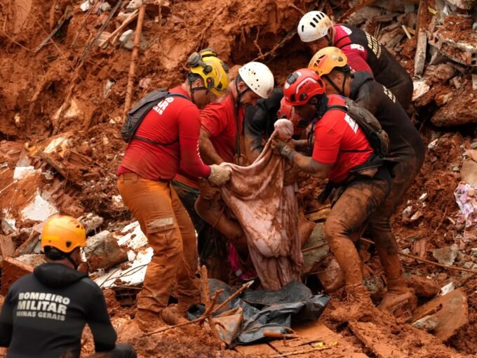 رجال إطفاء ينتشلون جثة من موقع انهيار منازل في جويز دي فورا بالبرازيل بعد الفيضانات العارمة.