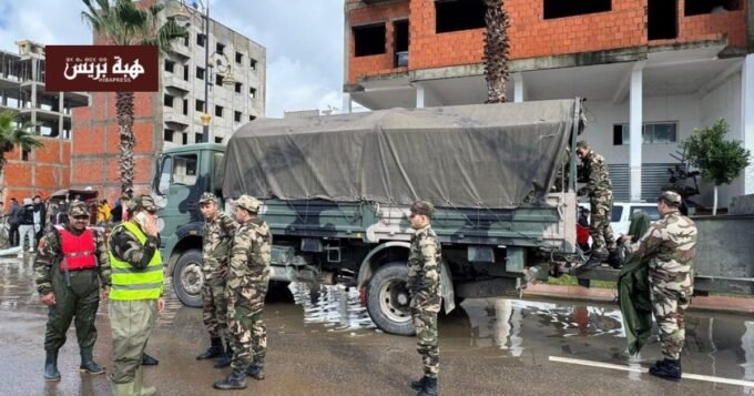 صورة تظهر مدينة القصر الكبير غارقة في مياه الفيضانات مع فرق الإنقاذ تعمل على مساعدة السكان.