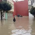 صورة جوية لمدينة القصر الكبير غارقة في مياه الفيضانات مع فرق إنقاذ تعمل على إجلاء السكان.