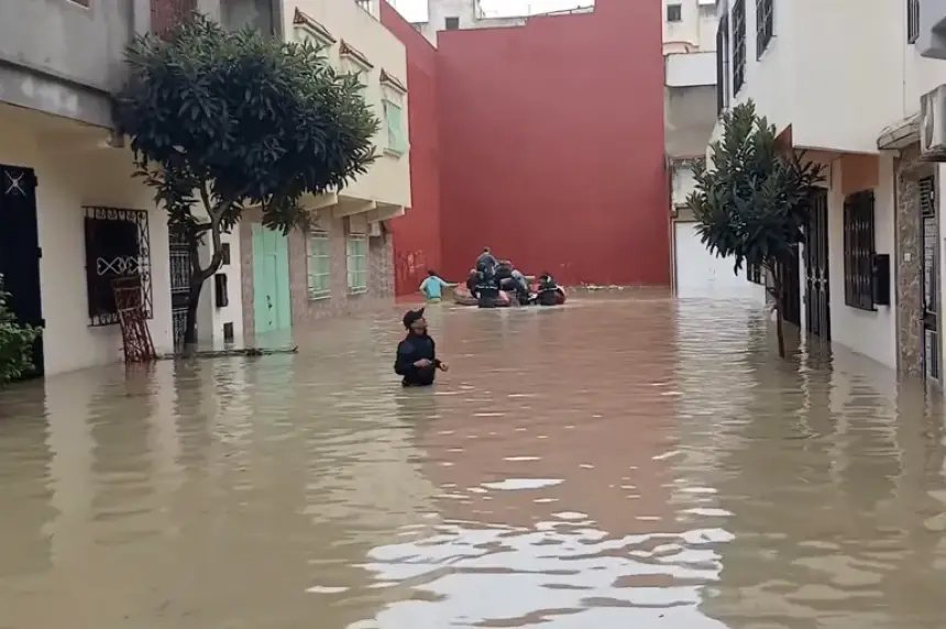 صورة جوية لمدينة القصر الكبير غارقة في مياه الفيضانات مع فرق إنقاذ تعمل على إجلاء السكان.