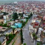 فرق الإنقاذ والوقاية المدنية تعمل على تنظيف شوارع القصر الكبير من مخلفات الفيضانات.