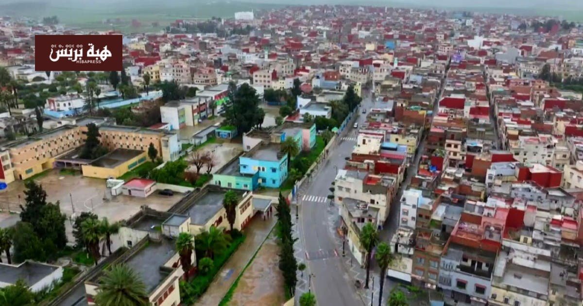 فرق الإنقاذ والوقاية المدنية تعمل على تنظيف شوارع القصر الكبير من مخلفات الفيضانات.