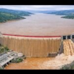 صورة جوية لمدينة مغربية غمرتها مياه الفيضانات مع فرق الإنقاذ تعمل على إجلاء السكان.