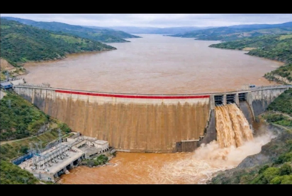 صورة جوية لمدينة مغربية غمرتها مياه الفيضانات مع فرق الإنقاذ تعمل على إجلاء السكان.