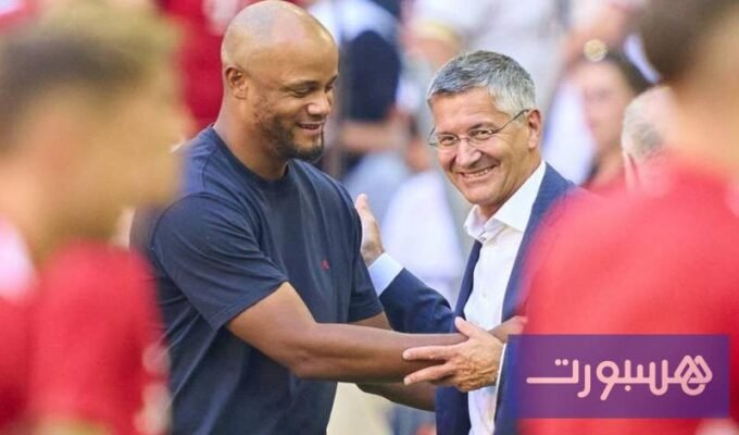 رئيس بايرن ميونخ يشيد بموقف كومباني الشجاع ضد العنصرية في كرة القدم 27 فينسنت كومباني يتحدث بجدية عن مكافحة العنصرية في كرة القدم، مع خلفية تحمل شعار بايرن ميونخ.