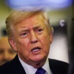 صورة للرئيس الأمريكي السابق دونالد ترامب يتحدث في تجمع انتخابي، مع التركيز على قضايا التصويت والانتخابات.