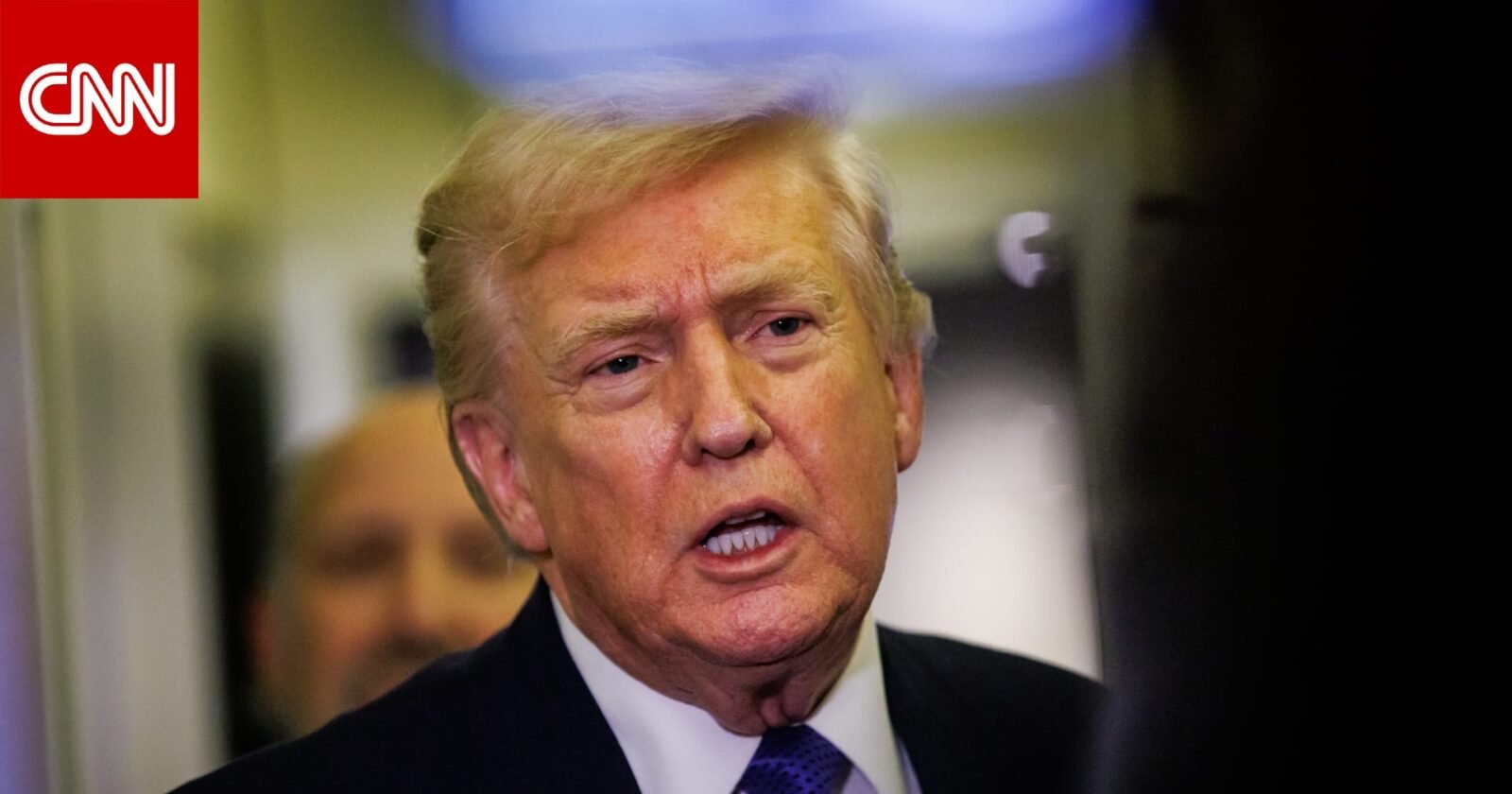 صورة للرئيس الأمريكي السابق دونالد ترامب يتحدث في تجمع انتخابي، مع التركيز على قضايا التصويت والانتخابات.