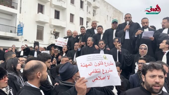 محامون مغاربة يحتجون أمام البرلمان مطالبين بسحب مشروع قانون المحاماة.
