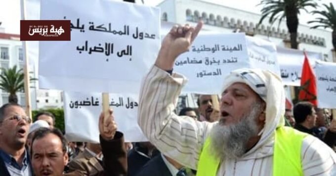 العدول بالمغرب يلوحون بتصعيد احتجاجي جديد ضد مشروع قانون المهنة 9 صورة لمجموعة من العدول المغاربة خلال وقفة احتجاجية أمام مبنى حكومي.