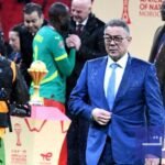 صورة لرئيس الكاف باتريس موتسيبي مع شعار الاتحاد الإفريقي لكرة القدم