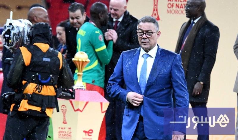 صورة لرئيس الكاف باتريس موتسيبي مع شعار الاتحاد الإفريقي لكرة القدم