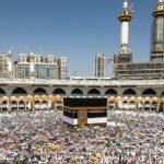وزارة الأوقاف تحدد مواعيد قرعة الحج 2026 بالمغرب: تفاصيل شاملة لموسم 1448هـ 4 صورة لمجموعة من الحجاج أمام الكعبة المشرفة في مكة المكرمة