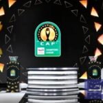 قرعة ربع نهائي المسابقات الإفريقية: الكشف عن مسار الأبطال نحو المجد القاري 4 صورة لكأس دوري أبطال إفريقيا وكأس الكونفدرالية، مع شعار الكاف في الخلفية.