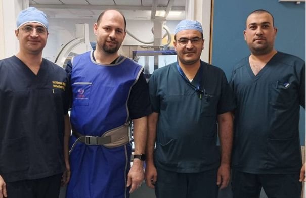 فريق طبي يجري عملية قسطرة طرفية في مستشفى الأميرة بسمة الجديد بالأردن