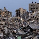 صورة تظهر آثار القصف الإسرائيلي في جباليا أو خان يونس بقطاع غزة.