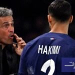 صورة للمدرب لويس إنريكي ولاعب باريس سان جيرمان أشرف حكيمي.