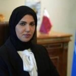 صورة لمسؤول قطري يدلي بتصريحات حول الأوضاع في غزة، مع خلفية تعكس التوترات الإقليمية والدولية.