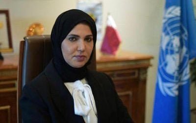 صورة لمسؤول قطري يدلي بتصريحات حول الأوضاع في غزة، مع خلفية تعكس التوترات الإقليمية والدولية.