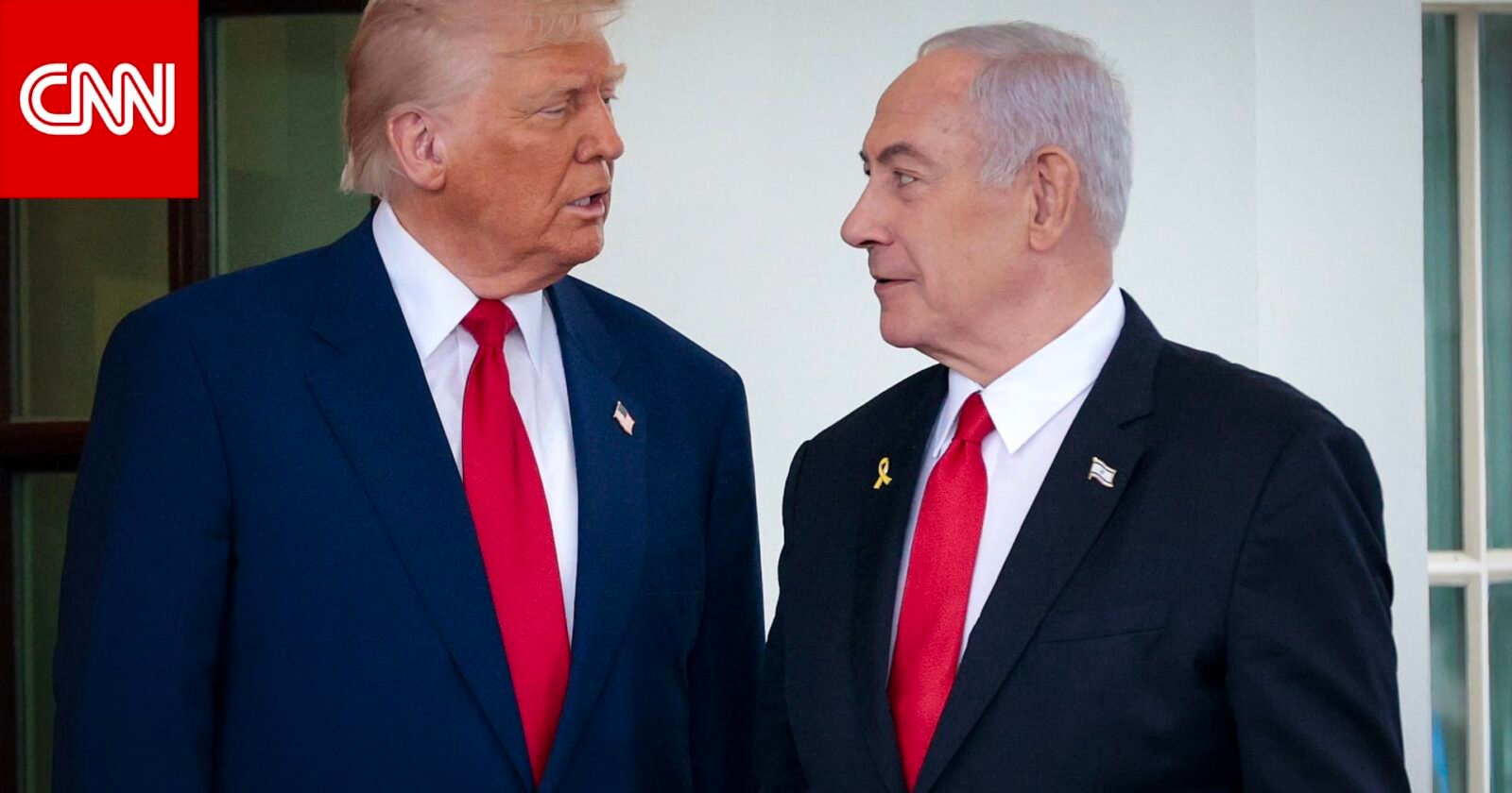 صورة لسيارة رئيس الوزراء الإسرائيلي بنيامين نتنياهو تحمل علمي إسرائيل والولايات المتحدة أمام البيت الأبيض.