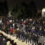 مصلون فلسطينيون عند حاجز قلنديا يحاولون الوصول إلى المسجد الأقصى خلال أول جمعة من رمضان تحت قيود إسرائيلية مشددة.