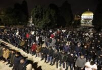 مصلون فلسطينيون عند حاجز قلنديا يحاولون الوصول إلى المسجد الأقصى خلال أول جمعة من رمضان تحت قيود إسرائيلية مشددة.