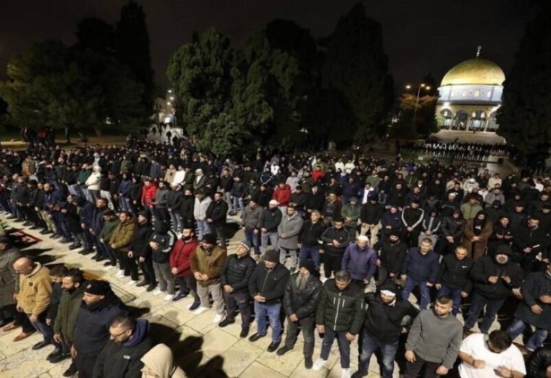 مصلون فلسطينيون عند حاجز قلنديا يحاولون الوصول إلى المسجد الأقصى خلال أول جمعة من رمضان تحت قيود إسرائيلية مشددة.