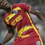 شامار جوزيف لاعب جزر الهند الغربية يحتفل بويكيت إنجلترا الأخير خلال مباراة كأس العالم T20 في مومباي.