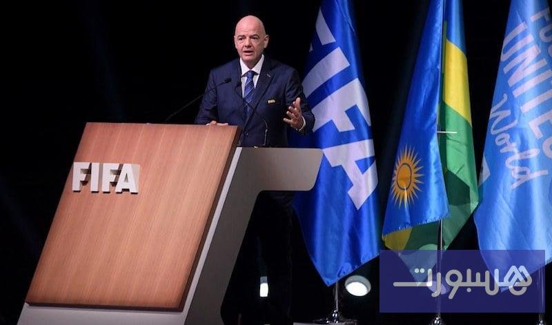 صورة توقيع اتفاقية الشراكة بين رئيس الفيفا وممثلي مجلس السلام لدعم كرة القدم في غزة.