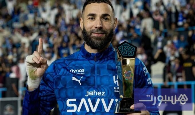كريم بنزيمة يحتفل بتسجيل هاتريك في أول مباراة له مع الهلال السعودي