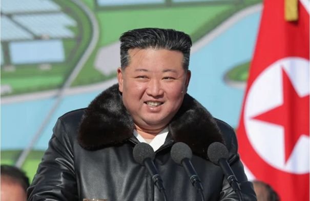 كيم جونغ أون يعلن تجاوز كوريا الشمالية "أسوأ الصعوبات" بمؤتمر الحزب الحاكم 9 صورة للزعيم الكوري الشمالي كيم جونغ أون يلقي كلمة في مؤتمر الحزب الحاكم ببيونغ يانغ.