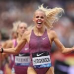 كيلي هودجكينسون تحطم الرقم القياسي العالمي لسباق 800 متر داخل القاعات بإنجاز تاريخي 5 كيلي هودجكينسون تحتفل بعد تحطيم الرقم القياسي العالمي لسباق 800 متر داخل القاعات في ليفين.