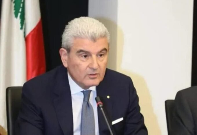 وزير الصناعة اللبناني جو عيسى الخوري يتحدث في عشاء تكريمي بحضور برلمانيين ألمان ومسؤولين اقتصاديين.