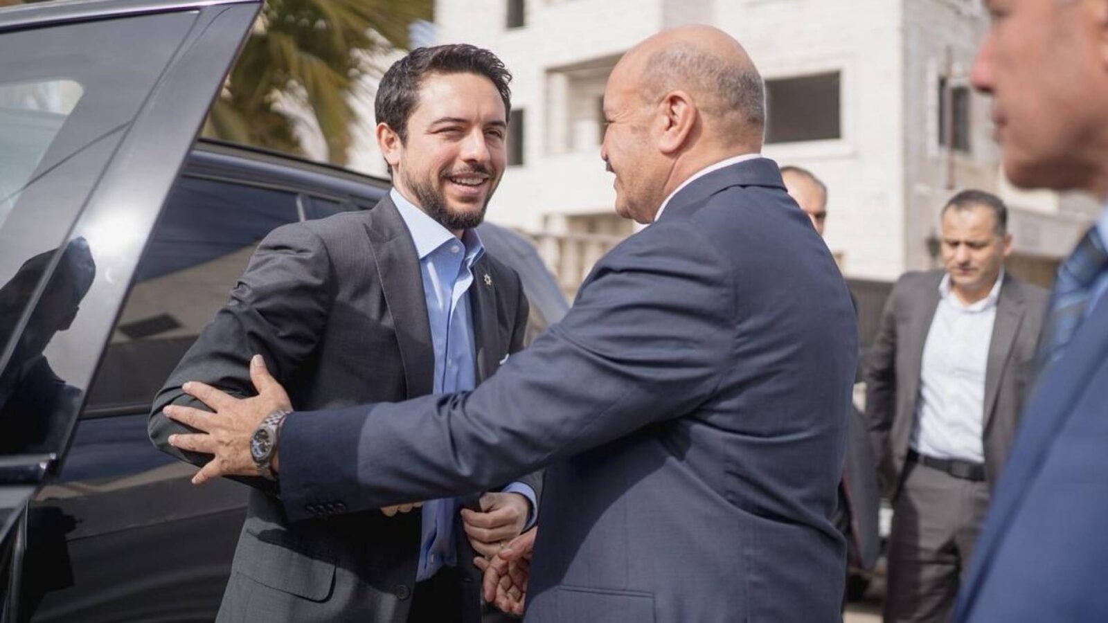 صورة لسمو ولي العهد الأمير الحسين بن عبدالله الثاني خلال لقائه بوجهاء وممثلي لواء سحاب.