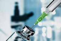 صورة توضيحية لفيروس نيباه أو باحثين يعملون على لقاح في المختبر.